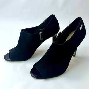 Calvin Klein 4 in Peep Toe Heels. Black with working side zipper. Size 8.5.